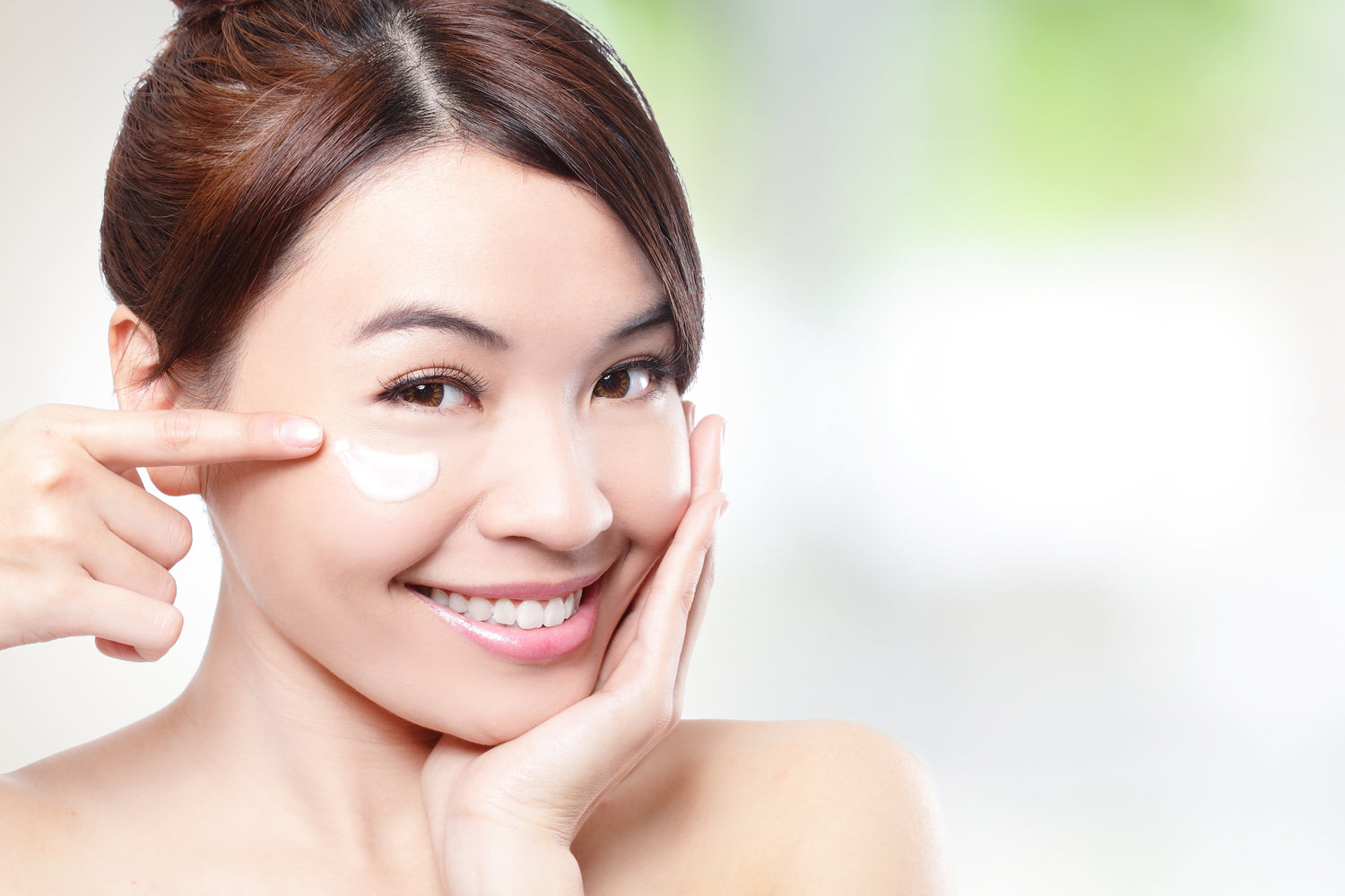 model applying Australiana Botanicals Lilly Pilly Ultimate Eye rescue cream